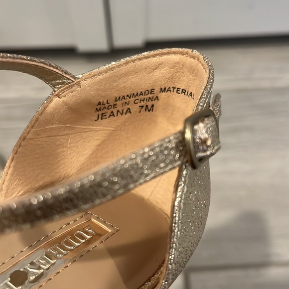 Gold heels - Picture 7 of 8